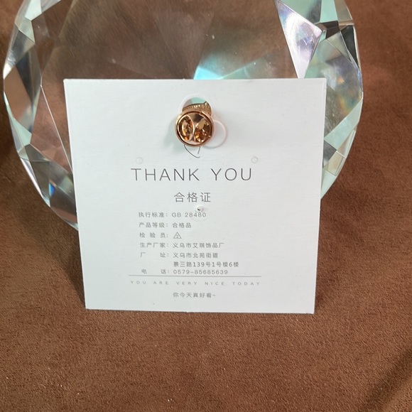 Dog enamel pin with dangling bone - Picture 4 of 5